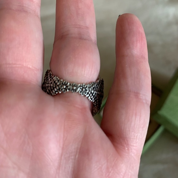 Silver Gucci ring with Red gem in middle - Picture 4 of 4
